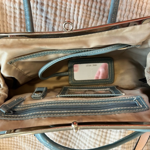 NINE WEST HANDBAG patent polyurethane. Snap close, Metal top frame - Picture 9 of 9